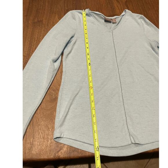 Chicos Size 0 Light Blue Top Tee Long Sleeve V-Neck Silver Accent Lightweight - Picture 4 of 7